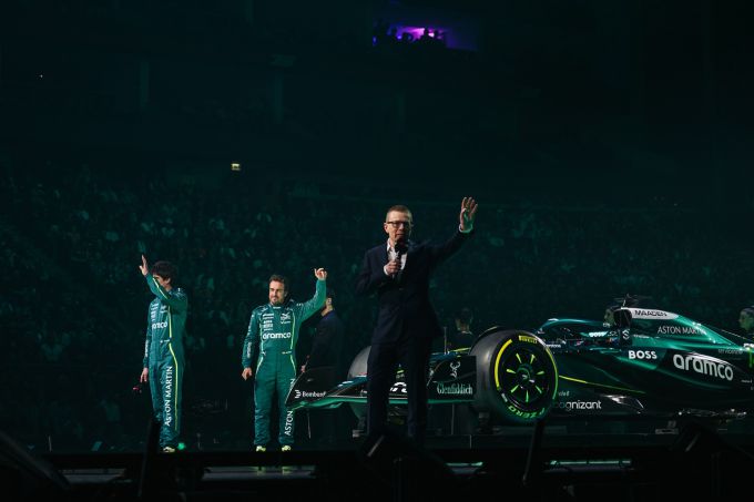FOTO'S - Aston Martin toonde zijn onvermoeibare streven naar vooruitgang met nieuwe livery in O2 Arena London