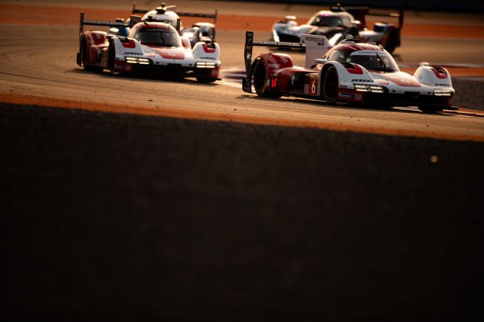 FIA World Endurance Championship Lusail International Circuit Qatar 1812km Porsche Penske Motorsport Manthey Foto 7