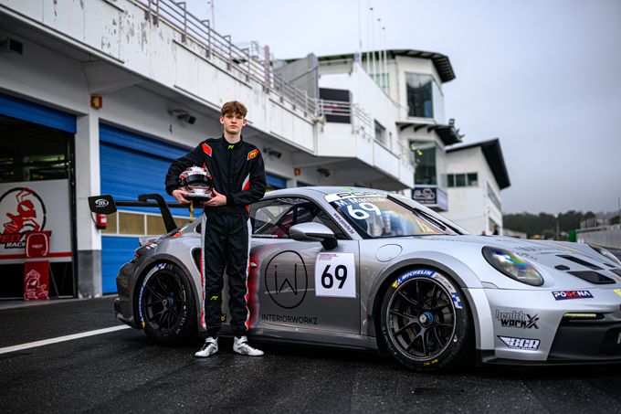 Racetalent Milan Marczak imponeert met rookiezege in Porsche Sprint Challenge Southern Europe in Barcelona