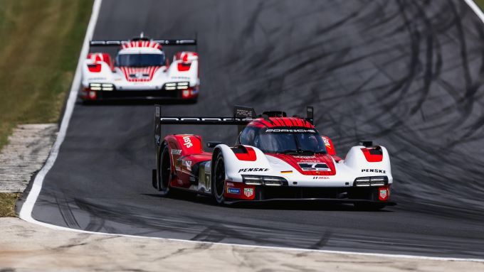 73e Mobil 1 Twelve Hours of Sebring Foto 4 Porsche Penske Motorsport Nr7 en Nr6 actie