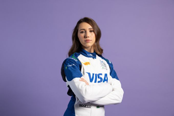 Rafaela Ferreira schrijft geschiedenis als eerste F1 Academy-coureur die deelneemt aan een Red Bull-showrun-evenement in Curitiba