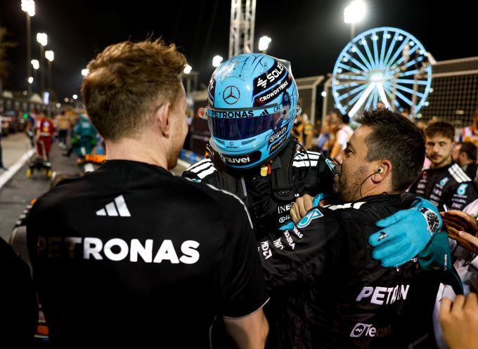 George Russell F1 Mercedes GP Bahrein 2025 Foto 3 omhelzing
