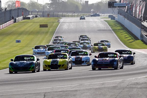 Groot startveld Ginetta Junior Series
