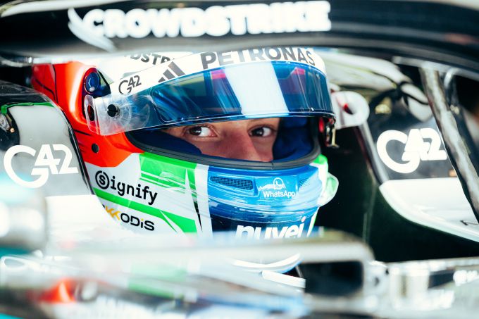 Kimi Antonelli F1 Mercedes Foto 1 portret met hem