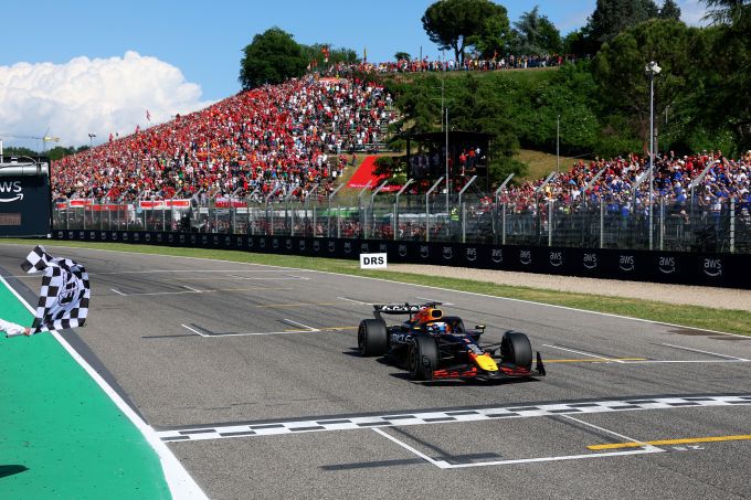 Red Bull RB21 Max Verstappen Imola 2025 Foto 1 zegevierend over de eindstreep