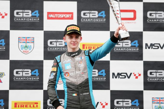 O'Grady beheerst natte omstandigheden in eerste race op Oulton Park