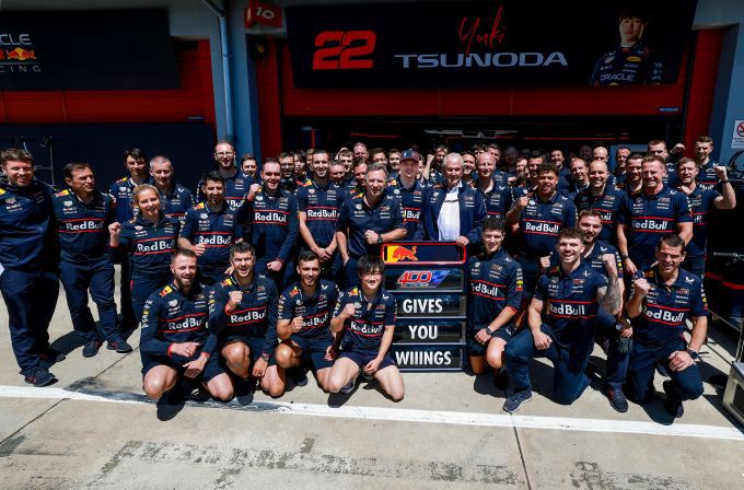 Red Bull RB21 F1 Yuki Tsunoda Foto 4 Tsunoda met zijn Red Bull crew