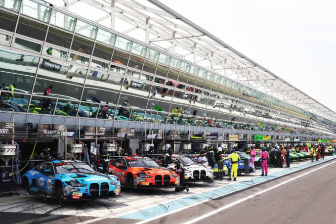GT World Challenge Europe Circuit Monza Foto 7 BMW team WRT pits