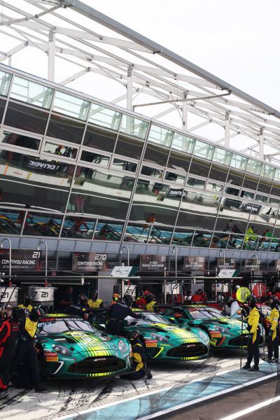 GT World Challenge Europe Circuit Monza Foto 9 Comtoyou Racing Aston Martin pits