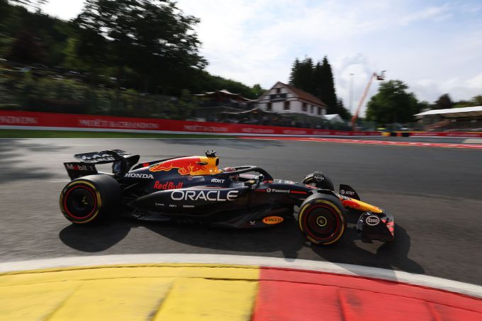 Max Verstappen en Laurent Mekies Red Bull Racing @ F1 Spa-Francorchamps 2025 Foto 9