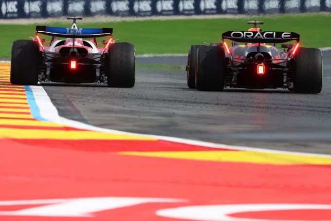 Max Verstappen en Laurent Mekies Red Bull Racing @ F1 Spa-Francorchamps 2025 Foto 19