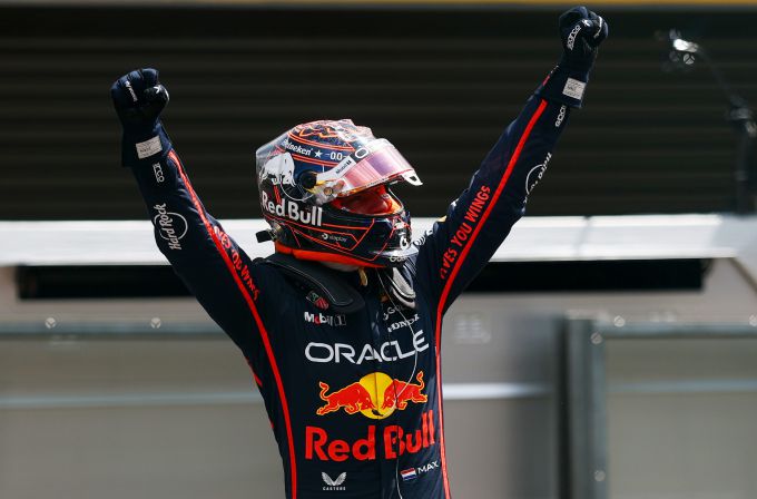 Max Verstappen en Laurent Mekies Red Bull Racing @ F1 Spa-Francorchamps 2025 Foto 3