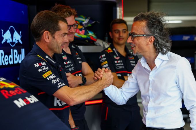 Max Verstappen en Laurent Mekies Red Bull Racing @ F1 Spa-Francorchamps 2025 Foto 6