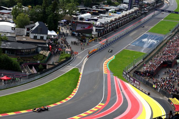 Max Verstappen en Laurent Mekies Red Bull Racing @ F1 Spa-Francorchamps 2025 Foto 7