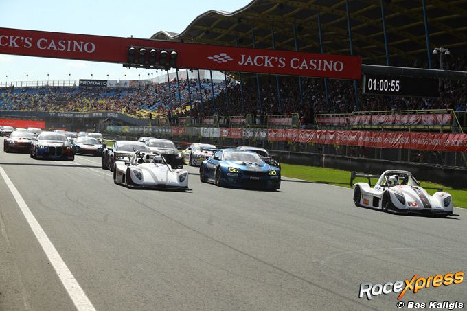 Autocoureur Greaham Hofmans wint beide races bij debuut in Radical SR3 tijdens Supercar Challenge