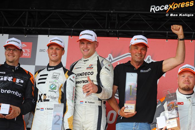 Autocoureur Max Tubben toont opnieuw zijn talent en pakt zege in Supercar Challenge in Assen