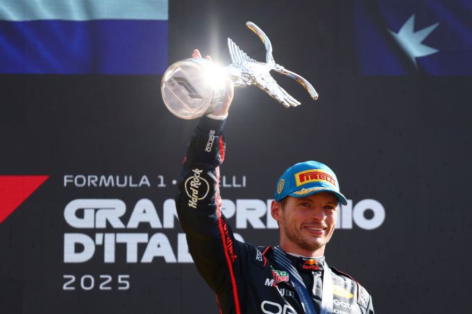 Max_Verstappen_met_Chimera-trofee_RBCP