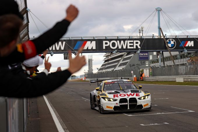 GT World Challenge powered by AWS Nürburgring 2025 Foto 1 #98-crew Raffaele Marciello, Augusto Farfus en Jesse Krohn als winnaar over de finish