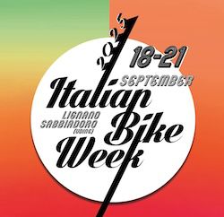 Italian Bike Week 2025 - US CAR ON THE BEACH - Lignano Sabbiadoro Udine Italië bron foto: terredimoto @ newsbooster Foto 15 logo