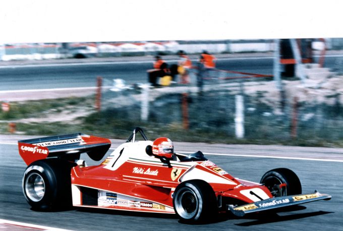 Scuderia Ferrari HP viert tijdens Grand Prix van Italië 2025 de 50e verjaardag van Niki Lauda's eerste wereldtitel Foto 3 Niki Lauda met de Ferrari 312 T