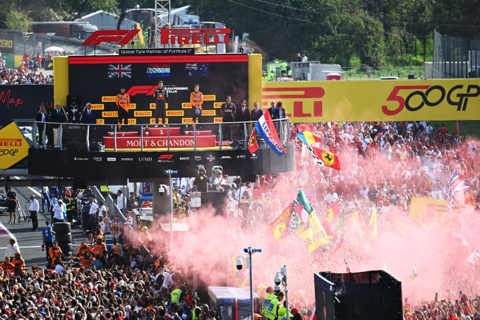 Max Verstappen en Laurent Mekies F1 Red Bull Foto 2