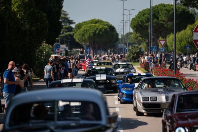 Italian Bike Week 2025 - US CAR ON THE BEACH - Lignano Sabbiadoro Udine Italië bron foto: terredimoto @ newsbooster Foto 6