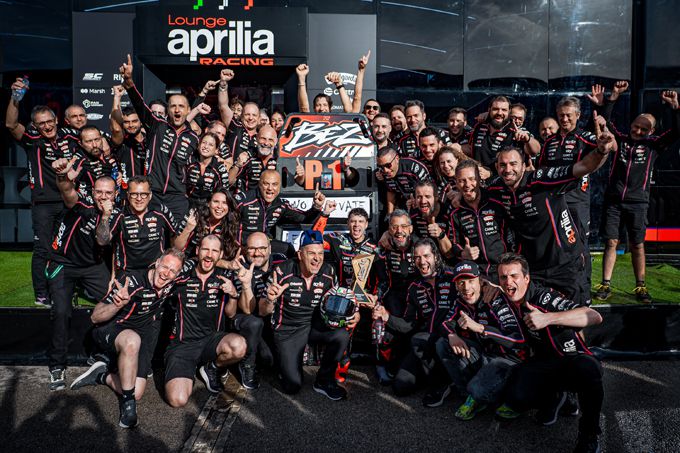 Marco Bezzecchi domineert en wint in Portimão – de meest succesvolle MotoGP-seizoen ooit voor Aprilia Racing