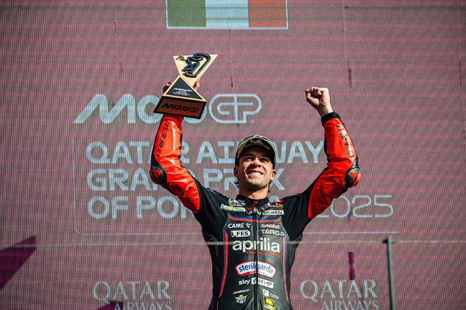 Marco Bezzecchi domineert en wint in Portimão – de meest succesvolle MotoGP-seizoen ooit voor Aprilia Racing