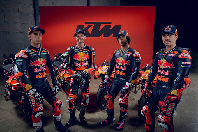 Pedro Acosta en Brad Binder voor Red Bull KTM Factory Racing en Enea Bastianini en Maverick Viñales voor Red Bull KTM Tech3