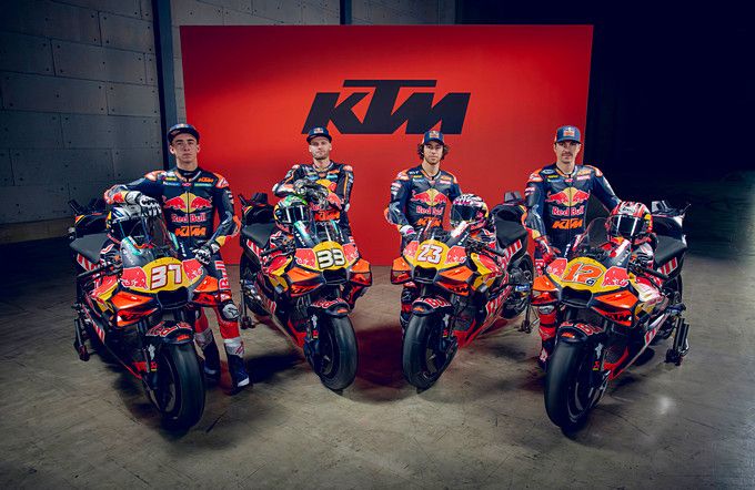 Red Bull KTM #MotoGP Pedro Acosta en Brad Binder voor Red Bull KTM Factory Racing en Enea Bastianini en Maverick Viñales voor Red Bull KTM Tech3