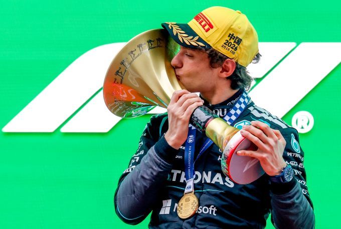 Kimi Antonelli F1 GP China 2026 winnaar kust trofee