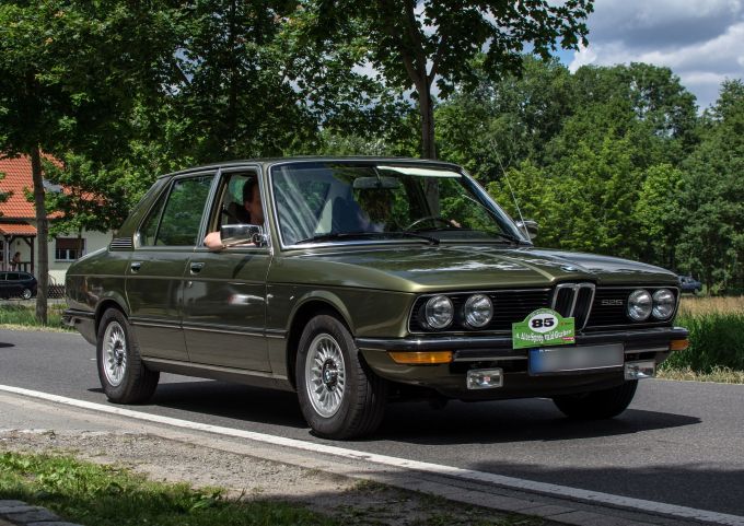 In een youngtimer rijden