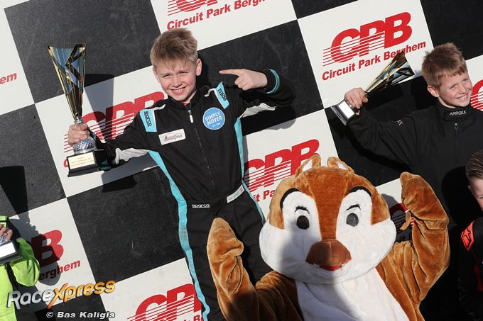 Regenspecialist Marc Wernsen wint NK en krijgt grote beker van een wel heel 'speciale paashaas'