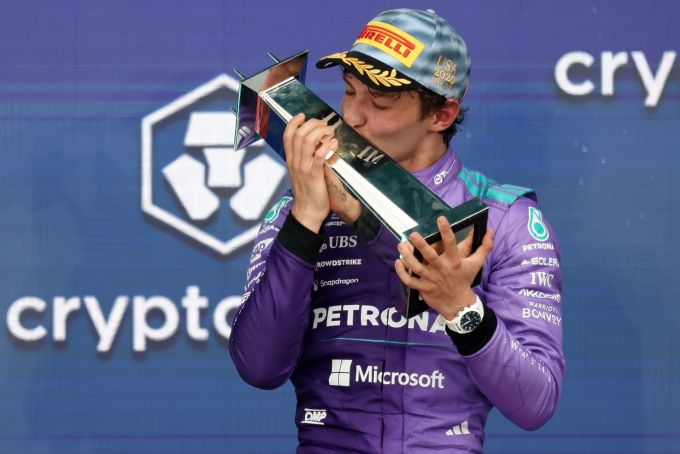 Kimi Antonelli met bokaal F1 Mercedes-AMG