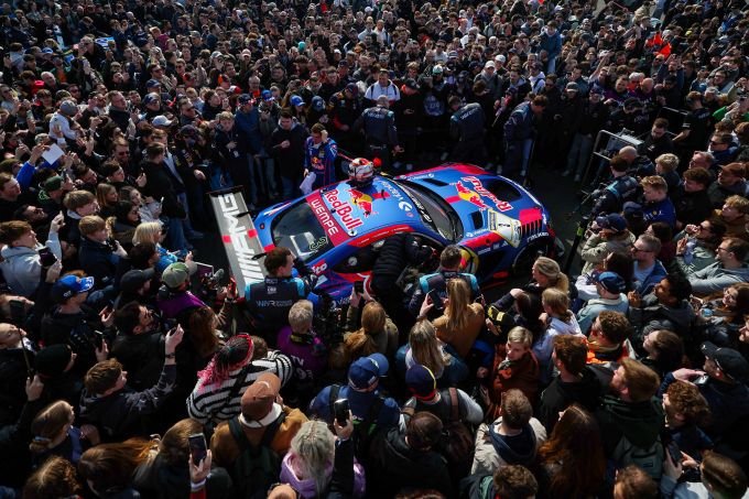 Max Verstappen kan bij Red Bull echt Max zijn - gekkenhuis 24h Nurburgring foto 6