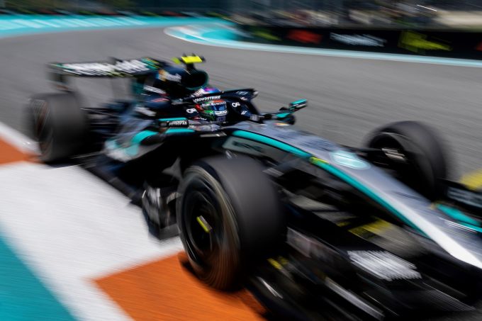 George Russell en Andrea Kimi Antonelli F1 Mercedes-AMG W17 EVO foto 1