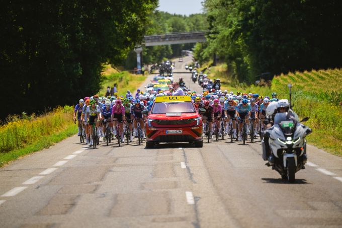 Škoda leverde de organisatie en wielerteams 225 geëlektrificeerde Enyaq- en Superb iV-modellen