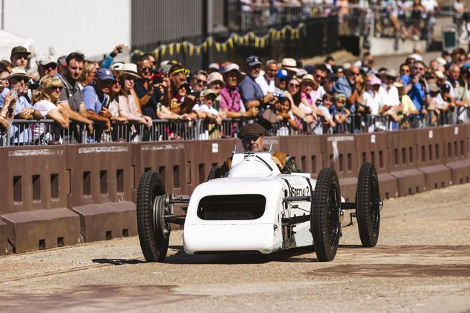 Brooklands viert honderdjarig bestaan van de eerste Grand Prix van Groot-Brittannië in spectaculaire stijl></div><br />
Voor veel liefhebbers was echter een van de meest aangrijpende momenten de verschijning van de onlangs gerestaureerde Thomas Special. Deze keerde voor het eerst in meer dan 80 jaar terug naar de plek waar hij oorspronkelijk werd gebouwd en geracet: Brooklands.<br />
<br />
<aside class=