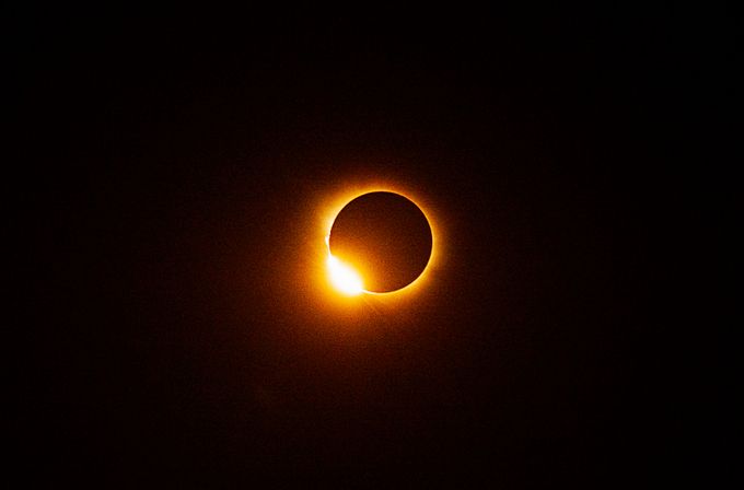 VIDEO: Nederland in de ban van Eclipse, maar in Spanje was totale zonsverduistering, zo ook op het nieuwe F1-circuit in Madrid
