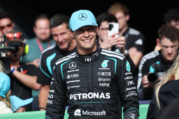 Toto Wolff grapt over verloving Russell na pole: "Enorme druk van zijn schouders gevallen"