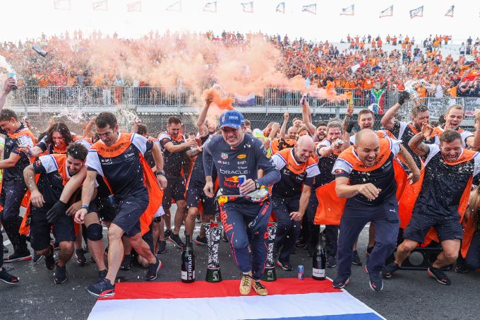 Johnny Herbert noemt fanatieke Verstappen-fans 'het ergst'