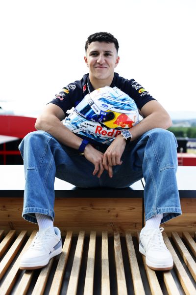 Isack Hadjar brengt viral moment terug in speciale helm voor laatste Dutch GP + FOTO'S