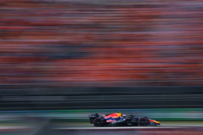 Lando Norris overklast concurrentie en scoort pole in Zandvoort; Verstappen moet genoegen nemen met P7 + UITSLAG