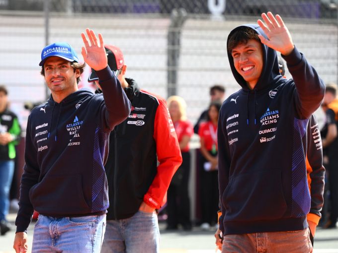 Carlos Sainz en Alex Albon zien Williams steeds verder terugvallen: "We zijn alleen sneller dan Cadillac"