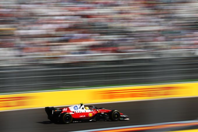 VIDEO: Lewis Hamilton crasht stevig en veroorzaakt rode vlag