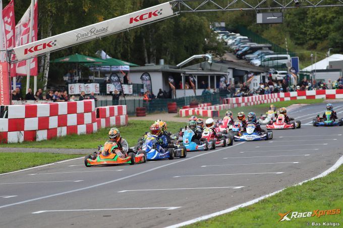 Dez Ruinemans aan de leiding bij de Honda Cadet