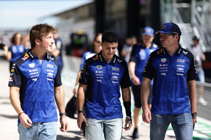 Liam Lawson, Isack Hadjar en Max Verstappen F1 Red Bull GP Bakoe 2026 foto 2