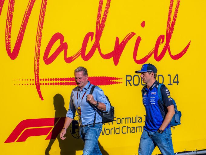 Jos en Max Verstappen ridder te voet, terwijl andere F1-rijders en Toto Wolff het met een stepje doen + FILMPJE