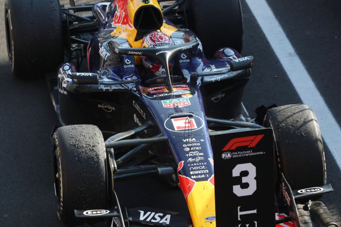 Max Verstappen had een momentje: “Het asfalt begon af te brokkelen, dus ik ging er bijna vanaf omdat..."