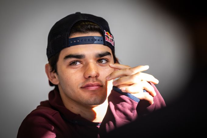 FIA geeft zusje F2-coureur boete voor dragen van een jurkje